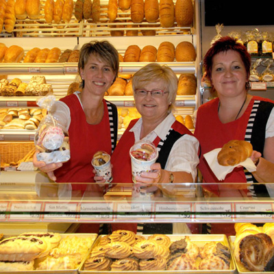 Gönnen Sie sich eine Pause im gemütlichen Cafe am Markt in Dippoldiswalde: leckeren Cappuchino, Milchkaffee, Heiße Schokolade, Caffee Latte, Espresso, Eiskaffee, verschiedene Tees, sowie Kuchen, Torten und Gebäck in frischer Handwerksqualität!